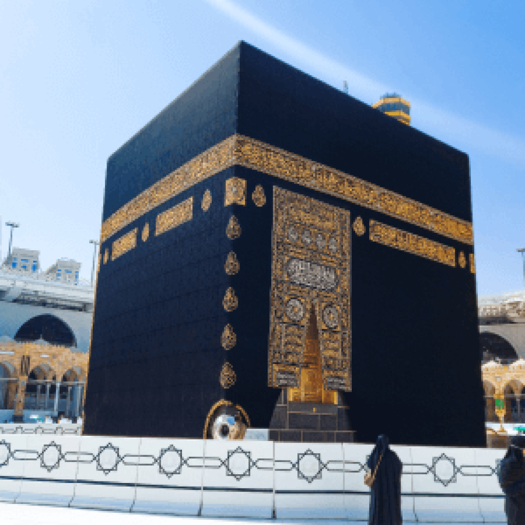 Pilgrims-in-Kaaba-in-Macca-al-Haram-umrah-Socially-Distanced-coronavirus-restrictions-face-mask.png